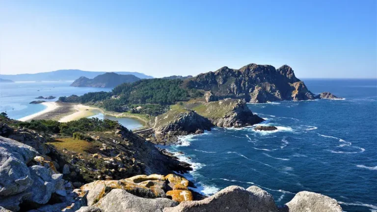 Cómo viajar de forma responsable para reducir el impacto del turismo en las Islas Cíes