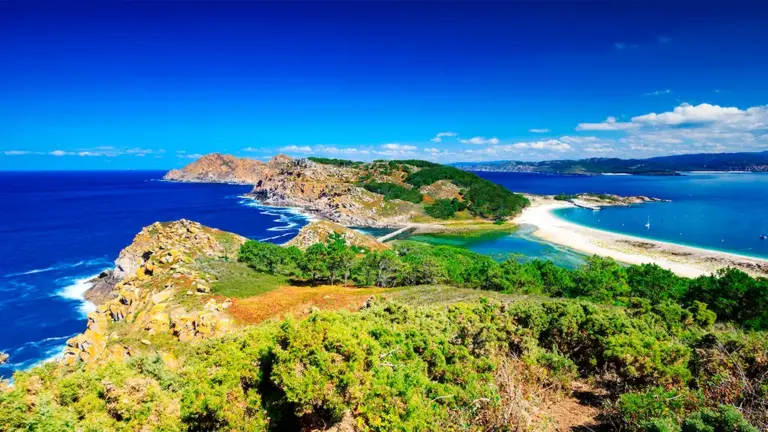 Islas Cíes en primavera: Flores, aves y el mejor momento para evitar masificación